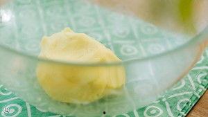 蛋黄酥片的做法视频,家常美味，轻松上手